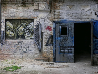 Graffiti neben Tür
