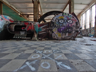 Graffiti an einer alten Maschine