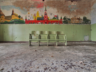 Stühle vor Wandbild