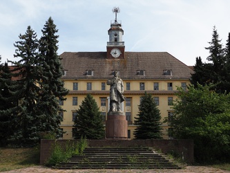 Lenin-Statue vor dem Haupthaus