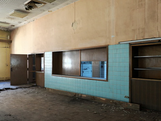 Geschirr-Abgabe in der Kantine