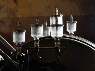 Ölbehälter an einer Maschine