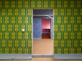 Arbeitszimmer mit bunten Tapeten