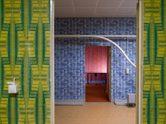 Arbeitszimmer mit bunten Tapeten